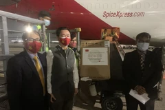 Việt Nam trao tặng thiết bị y tế hỗ trợ Ấn Độ chống dịch COVID-19