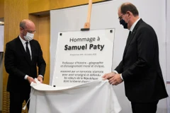 Pháp tưởng niệm vụ thầy giáo bị sát hại vì tranh biếm họa nhà tiên tri