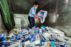 Cần Thơ: Bắt giữ tài xế và phụ xe vận chuyển 1.490 bao thuốc lá lậu