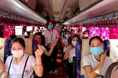 Cán bộ y, bác sỹ tỉnh Hòa Bình tỏ rõ sự quyết tâm lên đường hỗ trợ Thành phố Hà Nội chống dịch COVID-19. (Ảnh: Thanh Hải/TTXVN)