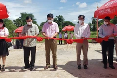 Người Việt tại Campuchia hỗ trợ xây dựng cầu đường ở tỉnh Kampot