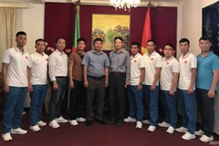 Đội tuyển huấn luyện chó nghiệp vụ Bộ Quốc phòng chụp ảnh lưu niệm tại Đại sứ quán. (Nguồn: baoquocte.vn)