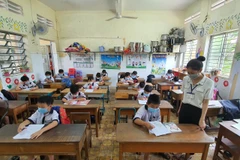 Cà Mau, Long An cho học sinh tạm dừng đến trường để phòng dịch