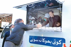 Ấm lòng bữa ăn miễn phí cho lao động nghèo Pakistan giữa đại dịch