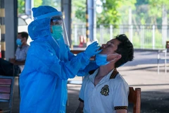 Sinh viên Đại học Y Dược Cần Thơ tham gia trực chốt kiểm dịch COVID-19