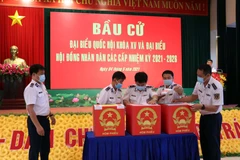 Hình ảnh chiến sỹ, người lao động dài ngày trên biển nô nức bầu cử sớm