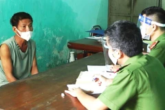 Khởi tố đối tượng “thông chốt” kiểm dịch, chống người thi hành công vụ