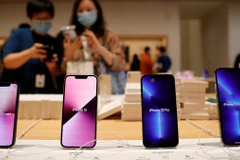 Apple xem xét sự cố cuộc gọi tự động ngắt trên iPhone 12 và iPhone 13