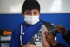Canada cân nhắc rút ngắn thời gian giãn cách 2 liều vaccine với trẻ em