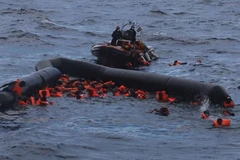 Phát hiện một con thuyền bị đắm cùng với 10 thi thể ngoài khơi Libya