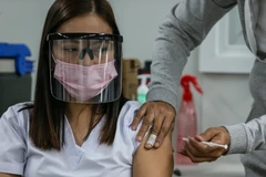 Philippines cấp phép sử dụng khẩn cấp vaccine của Mỹ và Ấn Độ