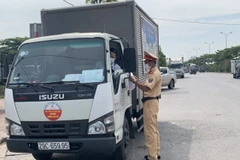 Xe tải ngoài diện “luồng xanh” chở 1,5 tấn gà chết không rõ nguồn gốc