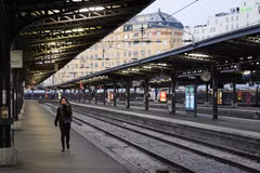 Cảnh vắng vẻ tại một nhà ga ở Paris, Pháp trong bối cảnh các nghiệp đoàn đình công, ngày 13/12/2019. (Ảnh: AFP/TTXVN)