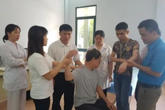 Giảng viên hướng dẫn các học viên về các nghiệm pháp thăm khám Hội chứng vai gáy, thoái hóa đốt sống cổ. (Nguồn: hnmvn.vn)