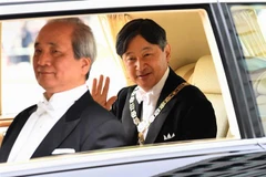 Nhật hoàng Naruhito (phải) tới Hoàng cung ở Tokyo ngày 1/5/2019. (Ảnh: AFP/TTXVN)