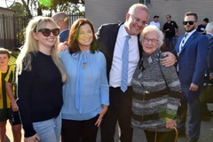 Thủ tướng Australia Scott Morrison (thứ 2 phải) mừng chiến thắng tại Sydney ngày 18/5. (Ảnh: AFP/TTXVN)