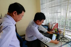 Kiểm tra thiết bị giám sát hành trình tàu cá. (Ảnh: Hoàng Nhị/TTXVN)