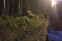 Chiếc xe bồn mất lái văng khỏi bồn và bốc cháy khiến 15 người thương vong. (Nguồn: TASS)