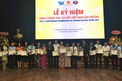 Nhiều tập thể, cá nhân được khen thưởng vì có thành tích xuất sắc trong lĩnh vực công tác xã hội. (Ảnh: Thu Hoài/TTXVN) 