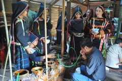 Các nghi thức tại lễ phục dựng cúng bến nước. (Ảnh: Hoài Nam/TTXVN)