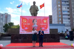 Lễ kỷ niệm 129 năm ngày sinh Hồ Chí Minh tại Ulianovsk thu hút đông đảo người dân tham gia. (Ảnh: Tâm Hằng/Vietnam+)