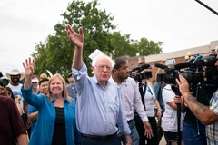 Ứng cử viên Bernie Sanders vẫy chào những người ủng hộ tại Des Moines, bang Iowa, Mỹ, ngày 11/8. (Ảnh: AFP/TTXVN)