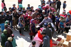 Trao quà Tết cho các hộ nghèo có hoàn cảnh đặc biệt khó khăn của xã biên giới vùng cao Tung Quan Lìn, huyện Phong Thổ (Lai Châu). (Ảnh: Quý Trung/TTXVN)