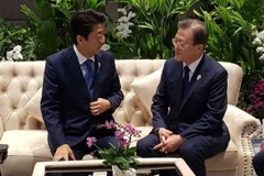 Tổng thống Hàn Quốc Moon Jae-in (phải) và Thủ tướng Nhật Bản Shinzo Abe hội đàm bên lề Hội nghị thượng đỉnh ASEAN+3 tại Bangkok, Thái Lan. (Nguồn: koreatimes.co.kr)