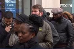 [Video] Hàng trăm nhân viên liên bang Mỹ xếp hàng nhận cơm từ thiện