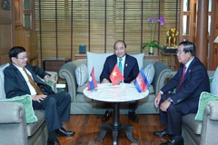 Thủ tướng Nguyễn Xuân Phúc gặp Thủ tướng Lào Thongloun Sisoulith, Thủ tướng Campuchia Samdech Techo Hun Sen. (Ảnh: Thống Nhất/TTXVN)