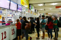 Nếu đặt vé xe qua ứng dụng VeXeRe.com, người dân sẽ tiết kiệm được nhiều thời gian xếp hàng mua vé. (Ảnh:Hoàng Hải/TTXVN)