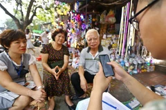 Cán bộ điều tra viên đến điều tra dân số tại hộ gia đình ở Hoàn Kiếm, Hà Nội. (Ảnh: Minh Quyết/TTXVN)