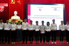Trao học bổng cho sinh viên có hoàn cảnh khó khăn đạt thành tích học tập và rèn luyện tốt. (Ảnh: Tường Vi/ TTXVN)