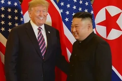 Tổng thống Mỹ Donald Trump và Chủ tịch Triều Tiên Kim Jong-un bày tỏ sự thoải mái, thân thiện sau khi bắt tay nhau. (Ảnh: TTXVN)