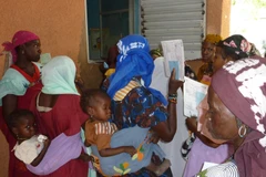 Các em nhỏ mắc sốt rét và suy dinh dưỡng tại trung tâm y tế của Tổ chức bác sỹ không biên giới (MSF) ở Guidan-Roumdji, Niger. Ảnh: AFP/ TTXVN 