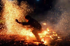 [Video] Kinh ngạc lễ hội nhảy lửa của các chàng trai Pà Thẻn