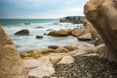 Bãi đá 7 màu với các khối đá hình thù kỳ lạ, hoang sơ độc đáo mang một vẻ đẹp ngỡ ngàng. (Ảnh: Minh Đức/TTXVN)