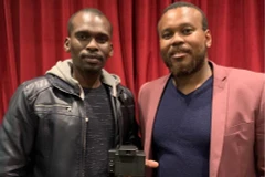 Hai nhà khoa học Luyanda Vappie và Motsholane Sebola cùng chiếc máy tính cá nhân Prism nhỏ nhất thế giới. (Nguồn: iafrikan.com)