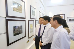 Ông Nguyễn Đức Chung, Chủ tịch UBND thành phố Hà Nội cùng các đại biểu tham quan triển lãm. (Ảnh: Thành Đạt/TTXVN)