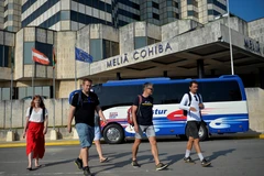 Khách du lịch thăm quan thủ đô La Habana, Cuba. (Ảnh: AFP/TTXVN)