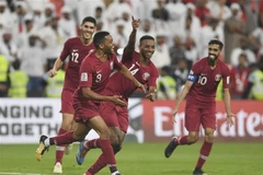Các cầu thủ Qatar ăn mừng bàn thắng vào lưới đội Các tiểu vương quốc Arab thống nhất (UAE) trong trận bán kết Asian Cup 2019 trên sân Abu Dhabi ngày 29/1/2019. (Ảnh: THX/TTXVN)