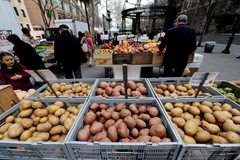 Rau củ quả được bán tại một khu chợ ở New York, Mỹ. (Ảnh: AFP/TTXVN)