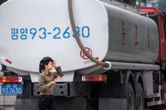 Lệnh trừng phạt của LHQ hạn chế lượng dầu mỏ mà Triều Tiên được phép nhập khẩu.(Nguồn: AFP)