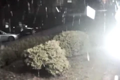 Khoảnh khắc tòa nhà của Kênh truyền hình 112 Ukraine bị tấn công bằng súng phóng lựu. (Nguồn: Youtube)