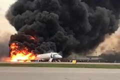 Máy bay chở khách bốc cháy dữ dội tại sân bay Sheremetyevo ở Khimki, Nga ngày 5/5/2019. (Ảnh: AFP/TTXVN)