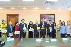 Đoàn đại biểu tỉnh Bắc Ninh chụp ảnh kỷ niệm với đại diện chính quyền thành phố Moskva của Nga. (Ảnh: PV/Vietnam+)