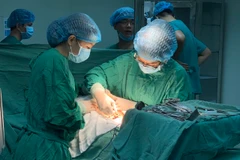 Ca phẫu thuật cho mẹ con sản phụ bị sốt xuất huyết. (Ảnh: TTXVN phát)