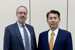 Trưởng đoàn đàm phán Hàn Quốc Jeong Eun-bo (phải) và người đồng cấp Mỹ James DeHart tại vòng đàm phán chia sẻ chi phí quân sự ở Seoul ngày 17/12/2019. (Ảnh: Yonhap/TTXVN)