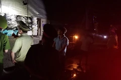 Lực lượng chức năng bắt giữ số hàng lậu. (Ảnh: Đậu Tất Thành/TTXVN)