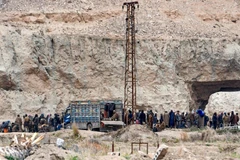 Các tay súng Tổ chức nhà nước Hồi giáo (IS) tự xưng đầu hàng Lực lượng Dân chủ Syria do Mỹ hậu thuẫn tại dinh lũy cuối cùng ở Baghouz, tỉnh Deir Ezzor, miền Đông Syria ngày 24/3/2019. (Ảnh: AFP/TTXVN) 